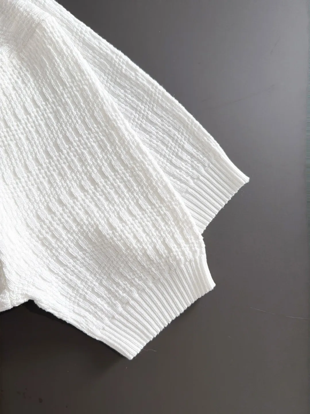Next day shipment P165 Mouth-mounted High Quality 2026 Autumn and Winter New Arrival men's short-sleeved T-shirt Made of combed cotton yarn knitted cotton fabric, pure cotton high-weight special yarn, it feels full of weight when weighed, and the upper body is more textured than ordinary T-shirts. This texture can cope with the weather easily and is suitable for both hot and cold! The pattern on the chest adopts three-dimensional embroidery technology, and is perfectly produced stitch by stitch with reference to the original version! Loose fit design, looks noble. Size: M to XXXL